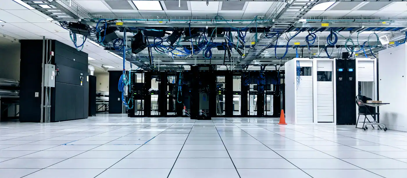 Serverraum mit blauen Netzwerkkabeln: lokale KI-Infrastruktur für Sprachmodelle im eigenen Rechenzentrum